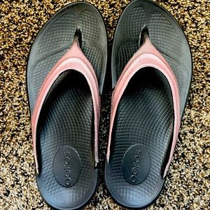 NEW Oofos womens flip flops pink shimmer size 8